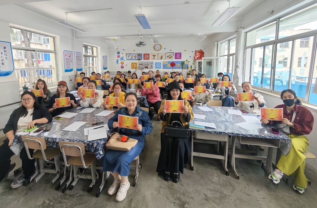 协同聚力・科学育人 新海阳小学开展家庭教育宣传周“向阳家长学院”课程超市活动