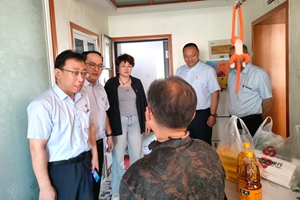 烟台农商银行芝罘区世回尧支行党支部联合鲁峰社区开展上门慰问主题党日活动