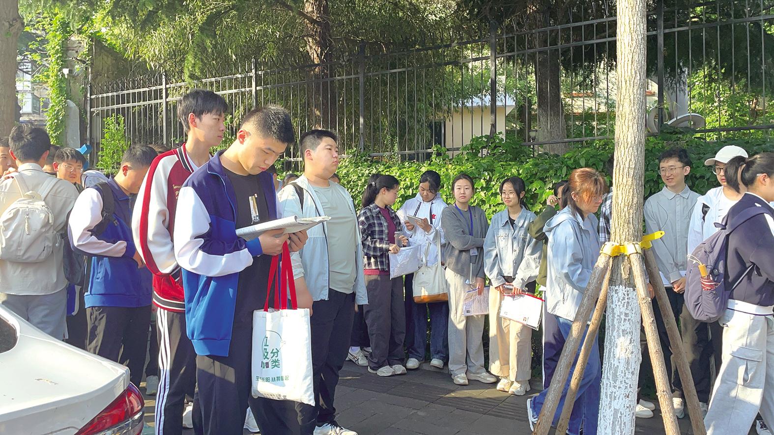 考生“错峰”候考“等级考” 今天高考科目将全部结束