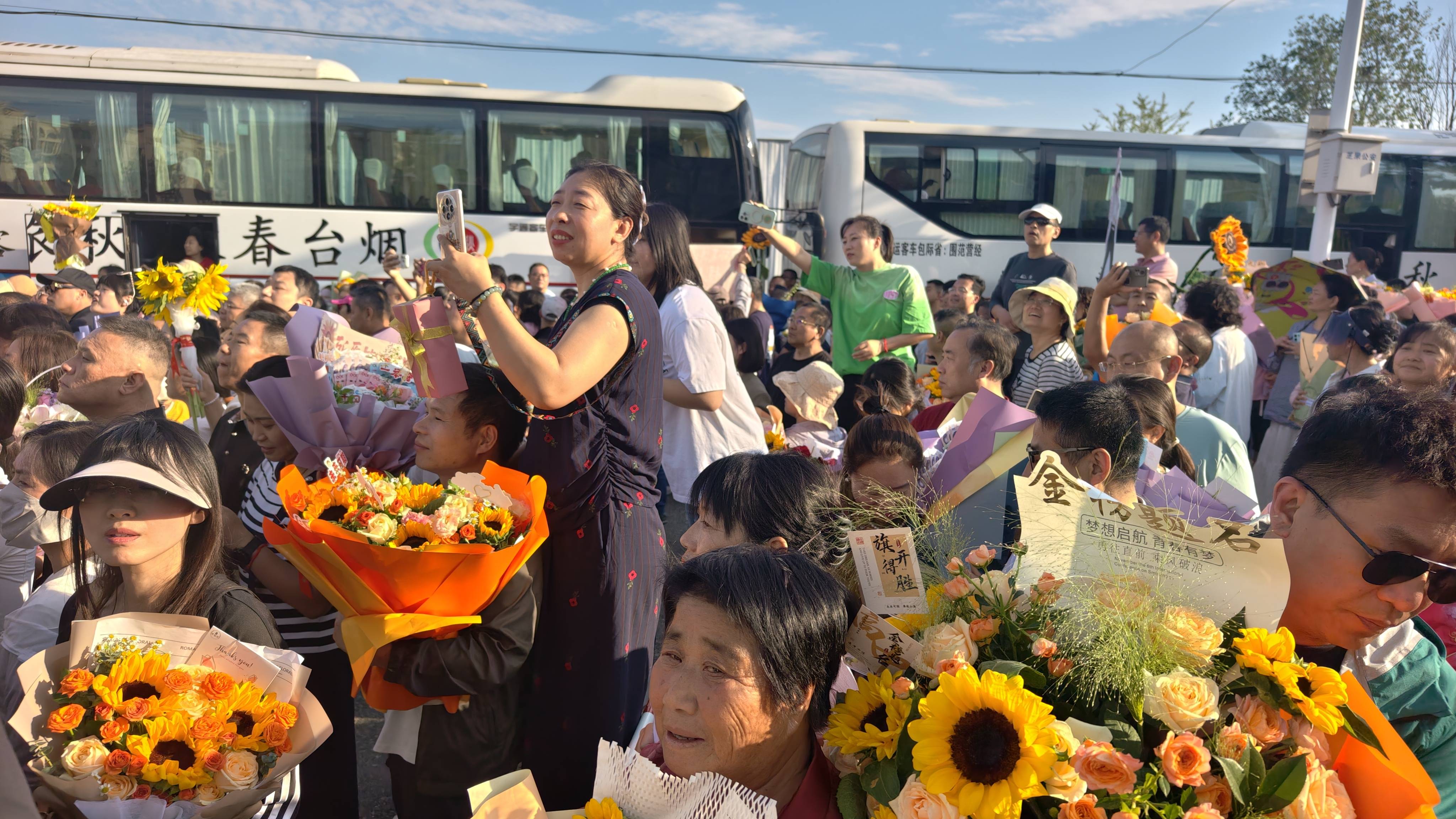 2026年夏季高考圆满落幕 鲜花与微笑，见证青春成长
