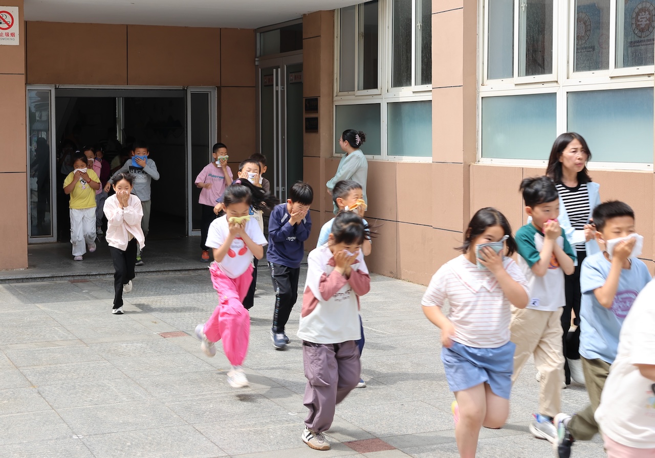 芝罘区养正小学举行安全生产月消防演练
