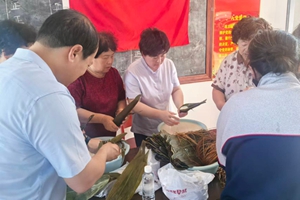 党建共建迎端午 粽香连心暖乡邻 烟台农商银行莱山区支行与共建单位共同开展端午包粽子主题活动