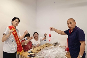 粽香情浓迎端午 党建共建惠民生 烟台农商银行芝罘区只楚支行党支部联合东南哨社区党委开展主题党日活动