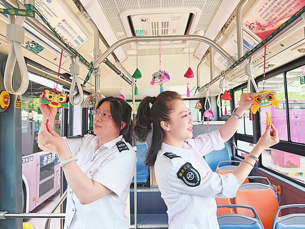 粽香伴出行 民俗进车厢 烟台公交端午主题车厢扮靓城市流动风景线