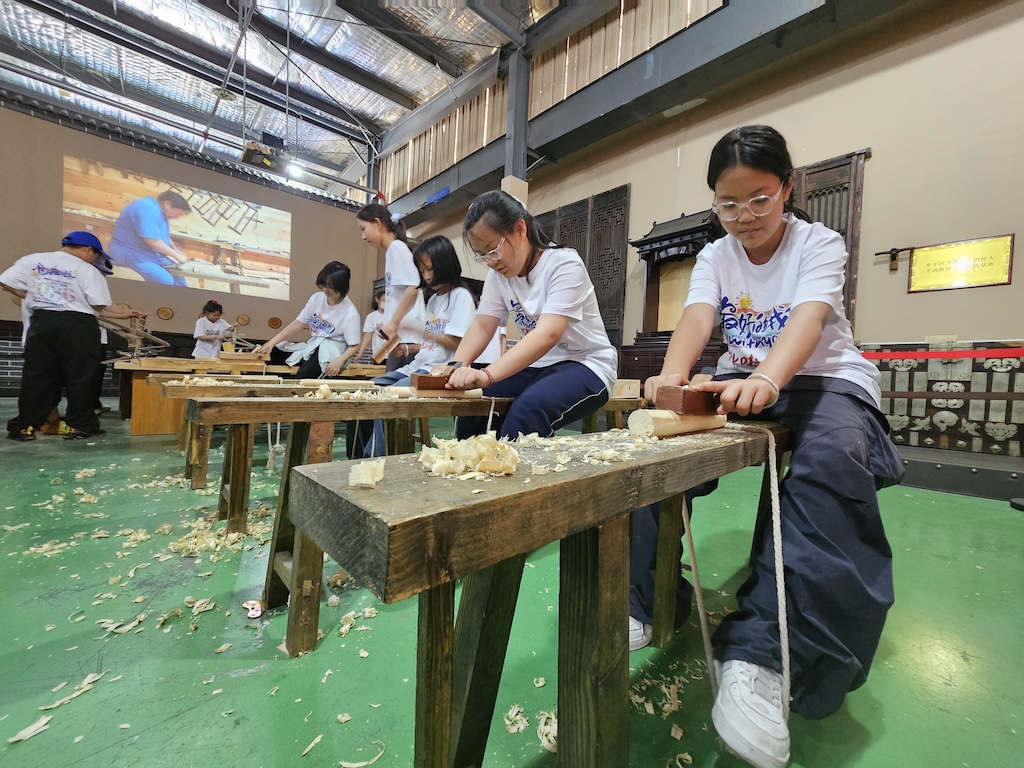 芝罘区新海阳小学开展木工非遗研学实践活动