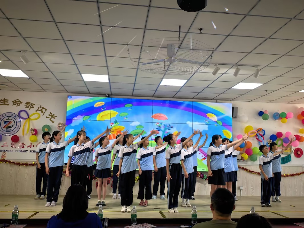 莱山区第二实验小学2021级“润美少年·逐光远航”毕业典礼温情举行