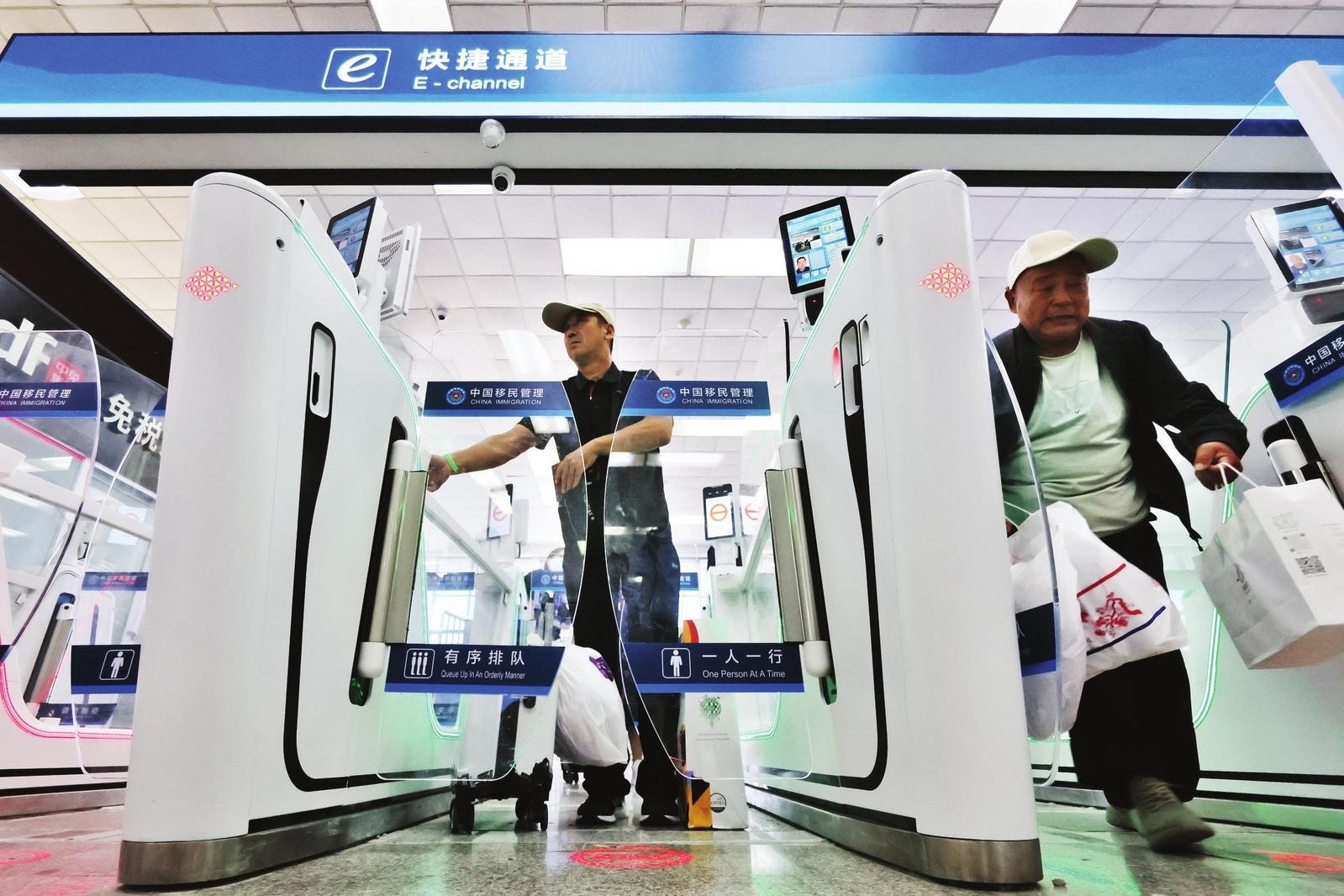 图片新闻|边检添“智”器 通关再提速
