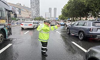 风雨无阻|烟台交警坚守一线，守护从未停歇