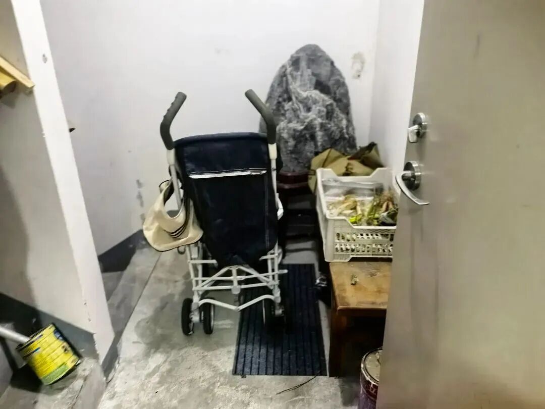 动真格！烟台市芝罘区一业主因楼道堆物领到消防罚单