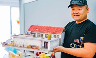 为留住乡愁，海阳手艺人于小闲用微缩模型复刻了自家老屋