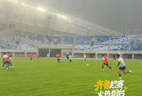 烟台队雨中备战！7月25日，烟台队将在“新主场”迎战青岛队。