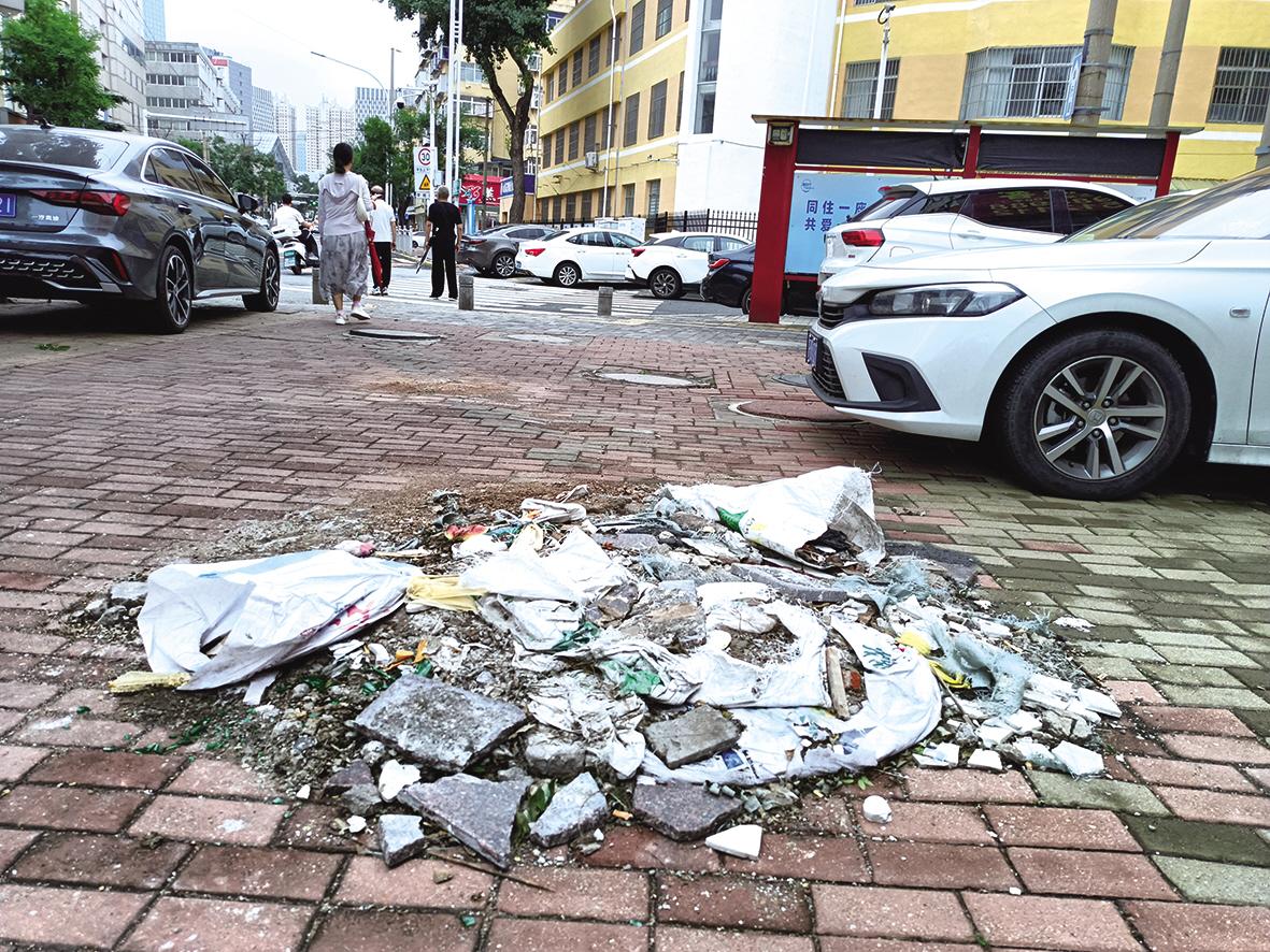 西南河路西侧人行道上有堆建筑垃圾 市民：影响通行 居委会：尽快处理