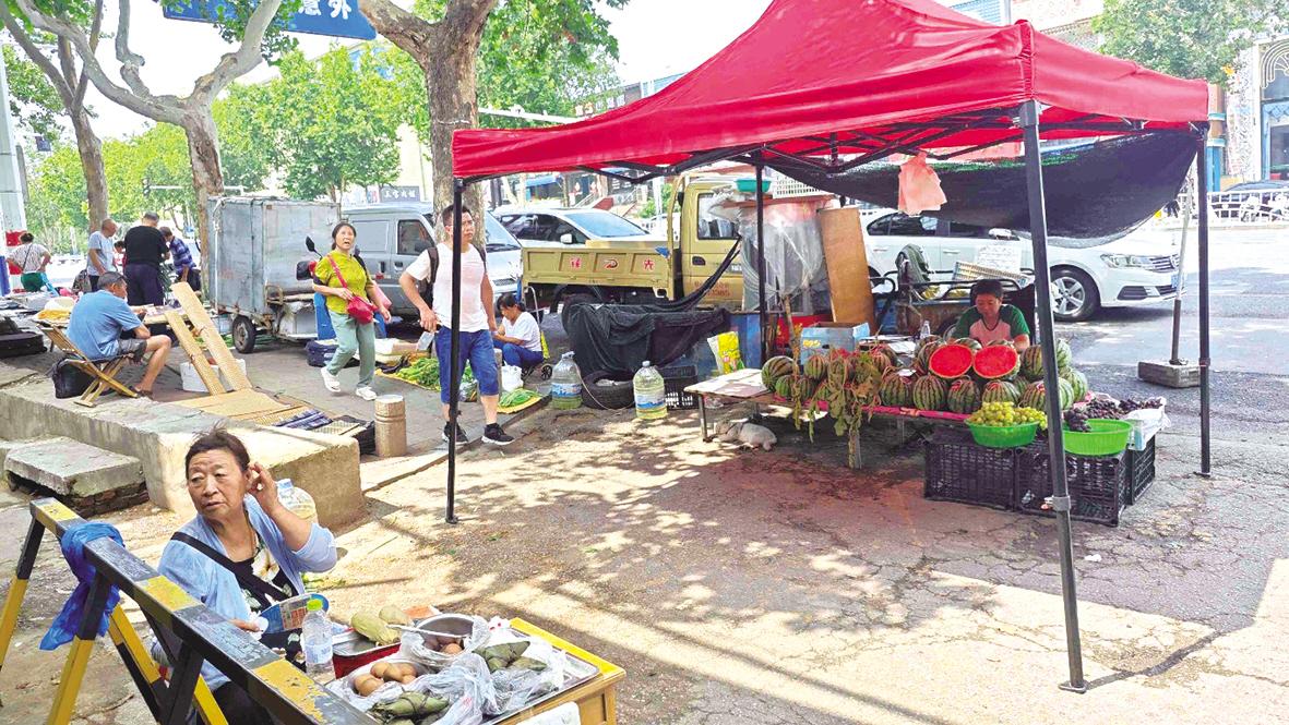 文化路市场西门路段有流动商贩占道摆摊