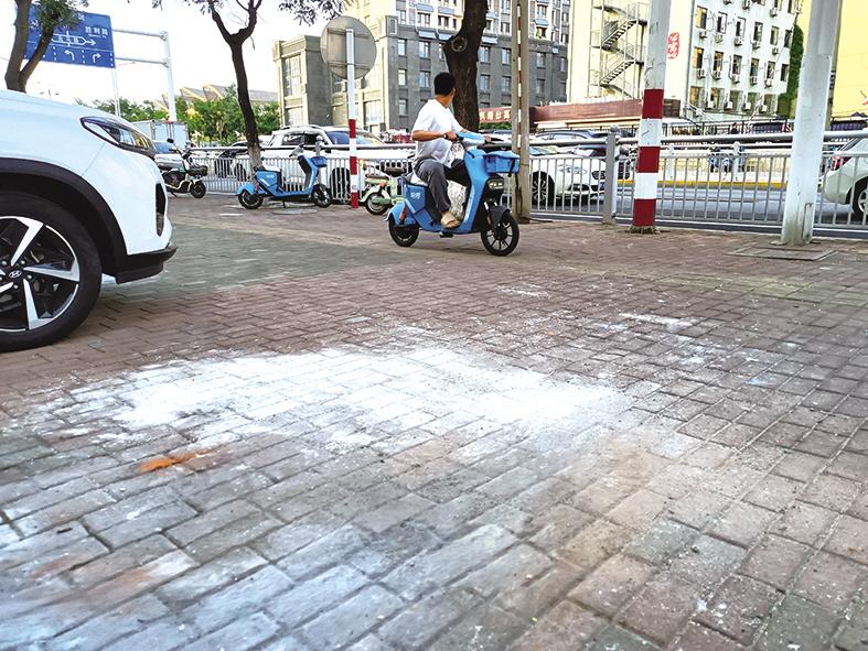 西南河路西侧人行道上垃圾堆清理了