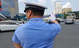 无惧“烤”验！烟台交警“汗”卫平安