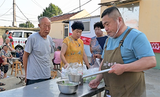 一碗热汤一台好戏！栖霞市寺口镇这场志愿服务暖了老人心