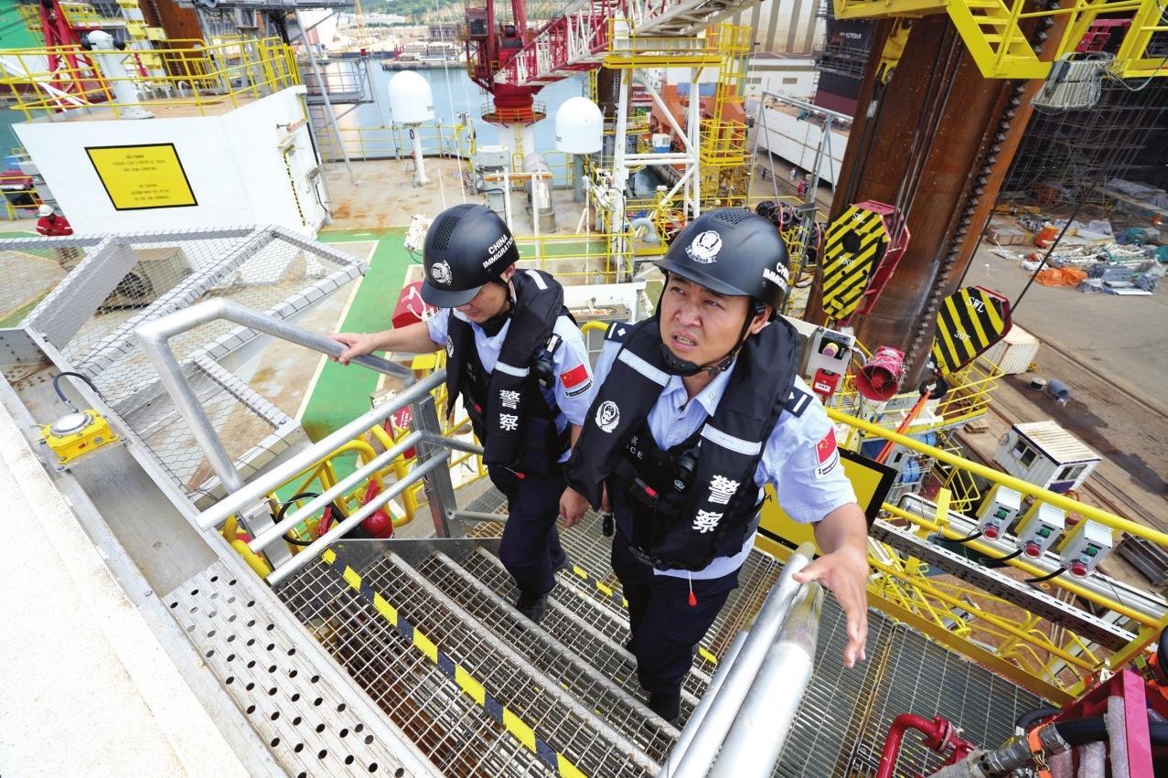 护航“大国重器”跨越重洋 烟台边检助力两座海工平台顺利启航赴巴西