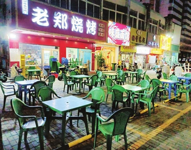免费停车场被烧烤店占用 市民呼吁归还公共停车资源