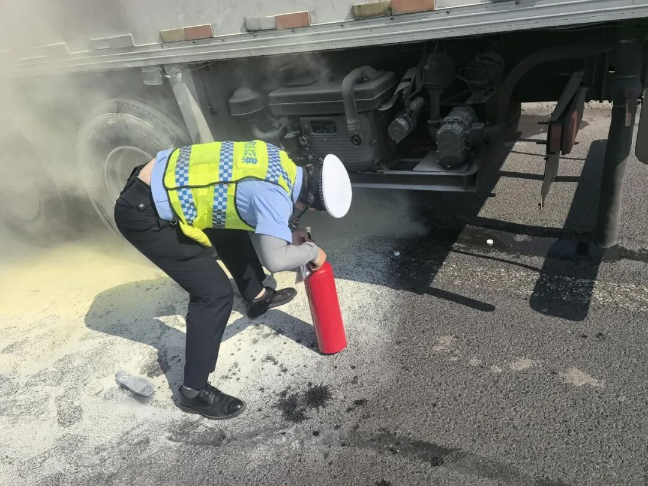 烟台高速交警巡逻发现满载货车底部冒烟 及时处置化解险情
