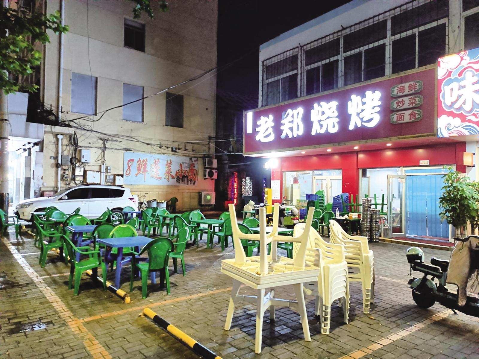 “老郑烧烤”占据停车场店外经营 通宵嘈杂声影响周边居民休息