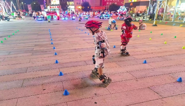 莱阳市全民健身日青少年轮滑赛事精彩开赛