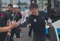 今晚烟台队主场迎战潍坊龙象城队，烟台队抵达体育公园体育场