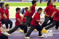 8月15日，山东烟台，齐鲁超赛烟台主场，功夫萌娃上演一秒变脸。网友：帅不过三秒，萌你们一脸。