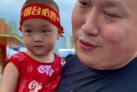 头戴“烟台必胜”发带，烟台队“最小球迷”前来报到！