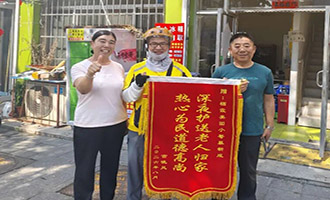 深夜街头，外卖小哥暖心“陪送”迷路老人回家
