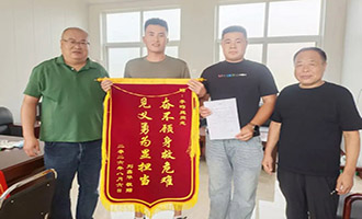 “人命关天，我不能眼睁睁看着一条生命在眼前消失……”海阳小伙李昀庭海边勇救溺水者