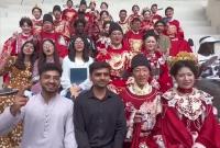2026年全国“我们的节日·七夕”主题文化活动山东示范活动在烟台启幕。外国友人和集体婚礼新人合影，送上新婚祝福。