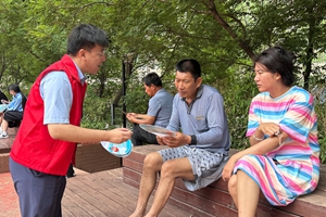 烟台农商银行福山区鸿福支行党支部开展社区送金融服务主题党日活动