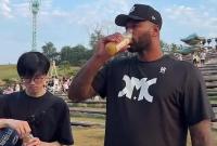 被“考神”疯狂点赞的，是烟台苹果和苹果汁呀！8月21日，中美篮球明星赛将在山东工商学院体育馆开赛。