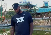 原地开练！8月20日，NBA球星德马库斯·考辛斯在烟台崆峒胜境秀起篮球。8月21日，中美篮球明星赛将在山东工商学院体育馆开赛，德马库斯·考辛斯将出战。