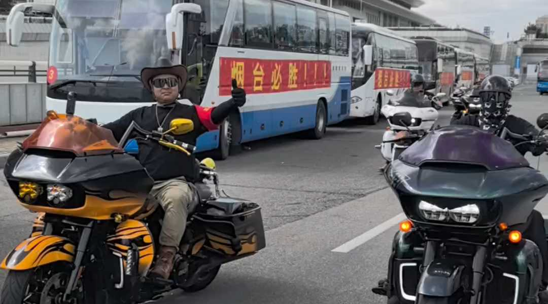 排面拉满！泰安球迷引导烟台球迷前往比赛场地