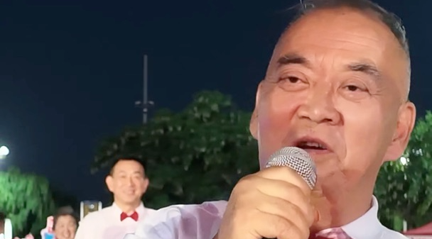 烟台大爷洪亮开嗓赢得满堂喝彩