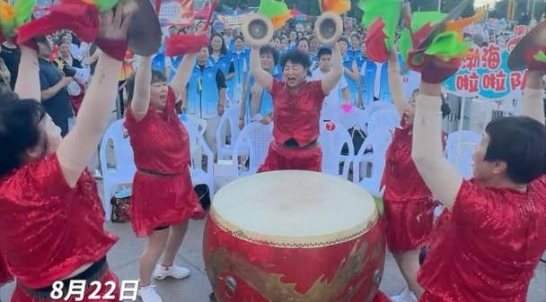 演出开始前，拉拉队锣鼓震天、火力全开