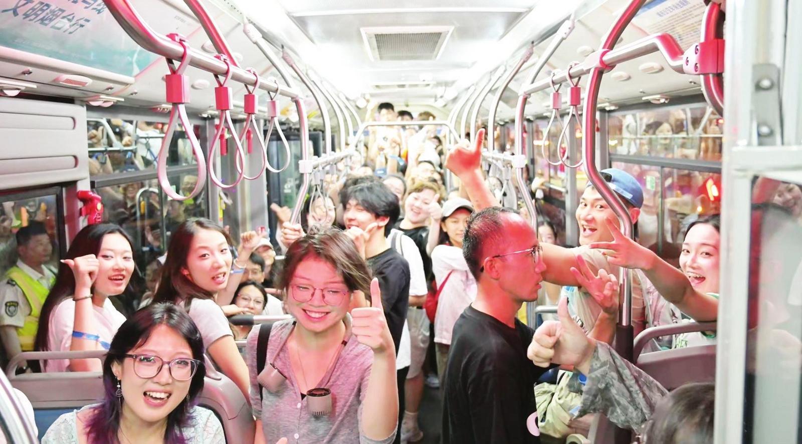 公交车深夜守候，送4万乐迷平安离场