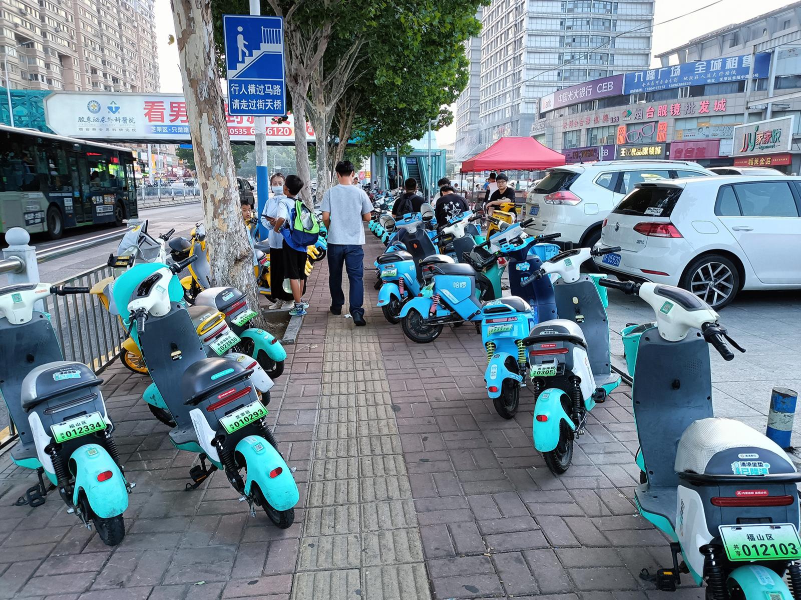 九隆广场南侧人行道共享单车随意停放 市民：道路“变窄”通行困难，存在安全隐患