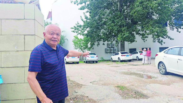 小区大铁门深夜“失踪” 电子道闸取而代之 居民对此不知情