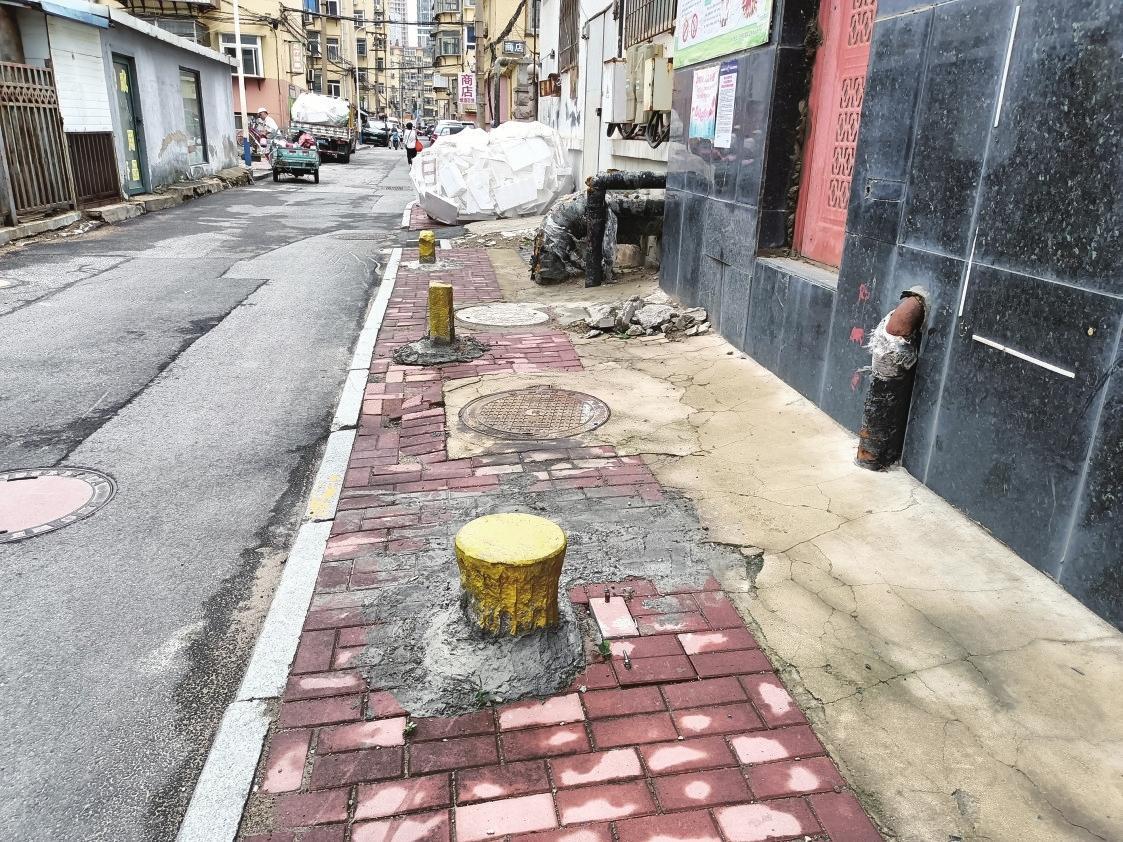 人行道上的石桩成障碍物 市民：影响行人通行和城市形象