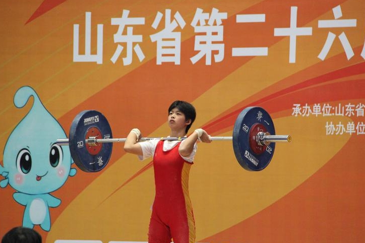 刘函朵举起省运会女子举重乙组金牌