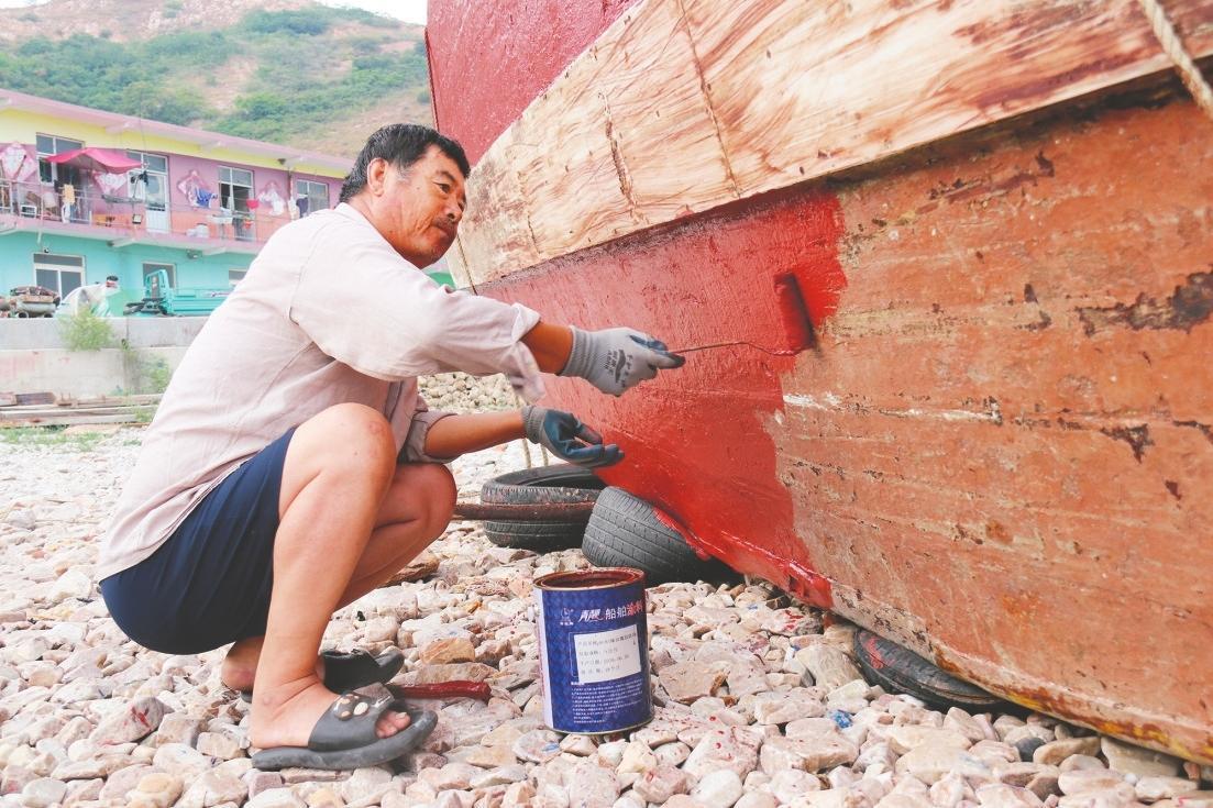 长岛大钦岛乡开海在即 渔家修船补网忙