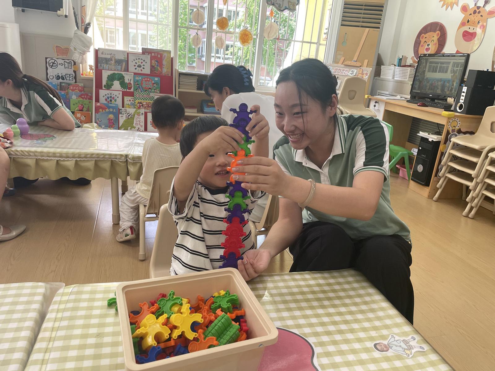 烟台286所幼儿园设2万个托位 “托幼一体化”破解托育难题