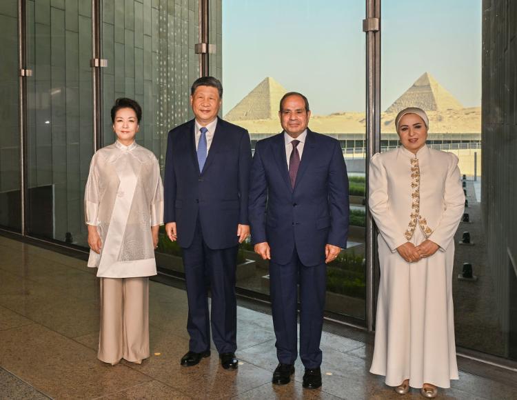 习近平和彭丽媛同埃及总统塞西夫妇共同参观大埃及博物馆