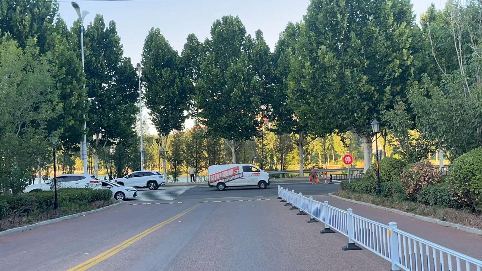 小区大门紧邻丁字路口 居民：车来车往，存在安全隐患