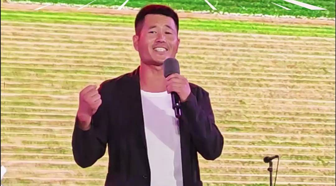 龙口“拉面哥”姜晓东登台，带来原创歌曲《我的家乡诸由观》。歌词饱含故土情怀，“为你进取，初心不变，梦想高飞”，唱出对家乡诸由观的热爱与美好祝愿