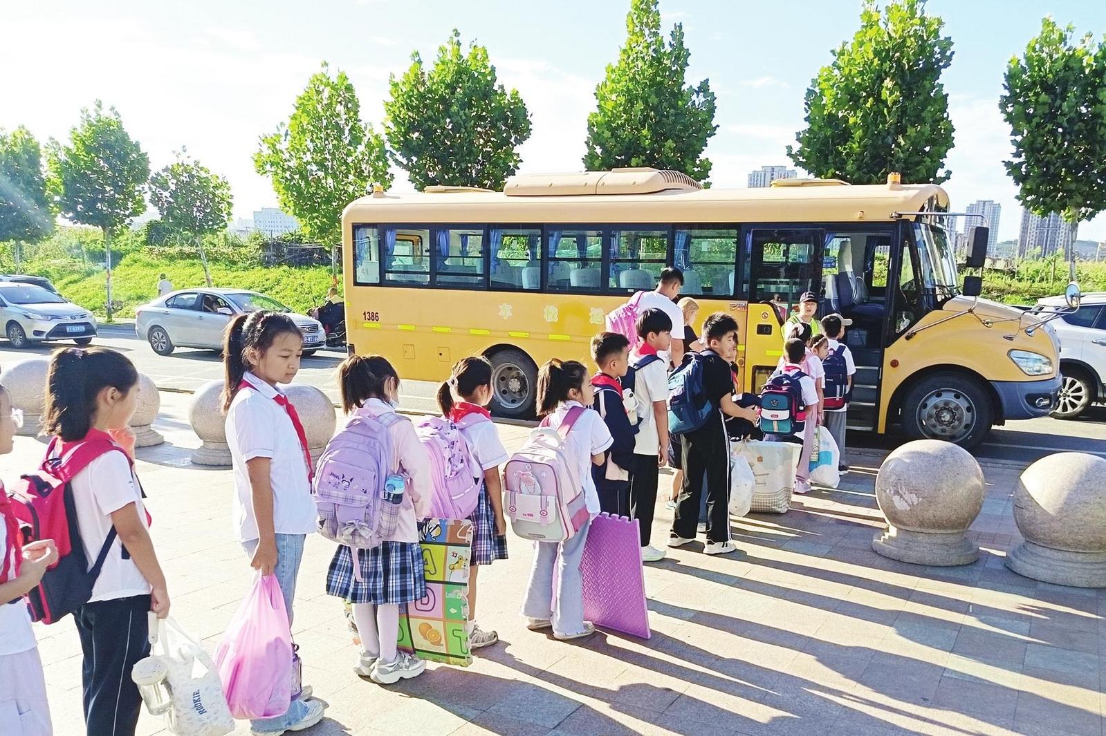 400辆校车护送2万余名学生平安开学