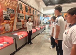 栖霞一中把“开学第一课”搬进烈士陵园，这堂思政课很有力量