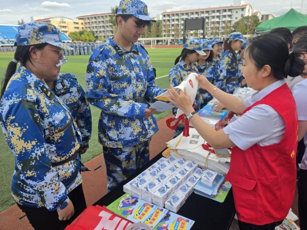 党建引领反诈进校园 守护青春平安开学季——烟台农商银行莱山区支行开展校园反诈宣传活动